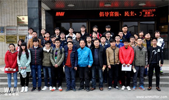 安工大在公司作畢業(yè)設(shè)計(jì)，在皖南電機(jī)合影留念