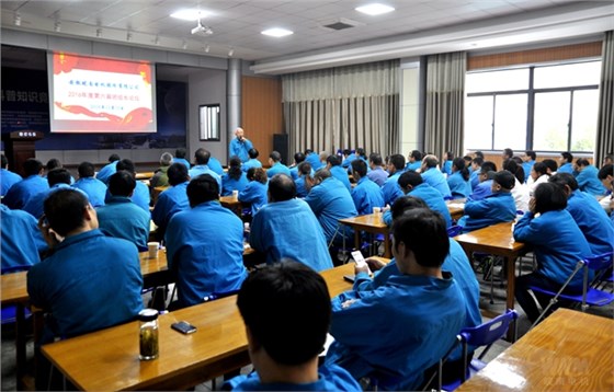 黨委副書記、工會(huì)主席胡夏生主持論壇