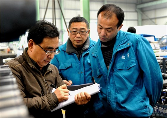 審核專(zhuān)家在皖南電機(jī)生產(chǎn)現(xiàn)場(chǎng)審核
