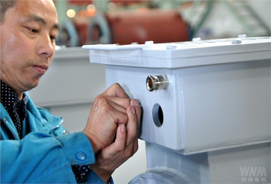 員工在進(jìn)行盾構(gòu)機電機交付前最后的細(xì)查 員工在進(jìn)行盾構(gòu)機電機交付前最后的細(xì)查