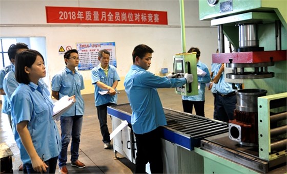 對(duì)標(biāo)競賽員工操作一絲不茍