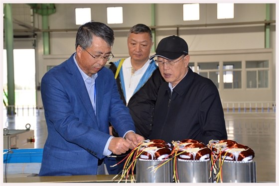 圖為中國機械工業(yè)聯(lián)合會特別顧問蔡惟慈（右一）、上海電器科學研究所(集團)有限公司黨委書記鄒孟奇（中）在公司副總經(jīng)理孫躍（左一）的陪同下參觀皖南電機生產(chǎn)車間