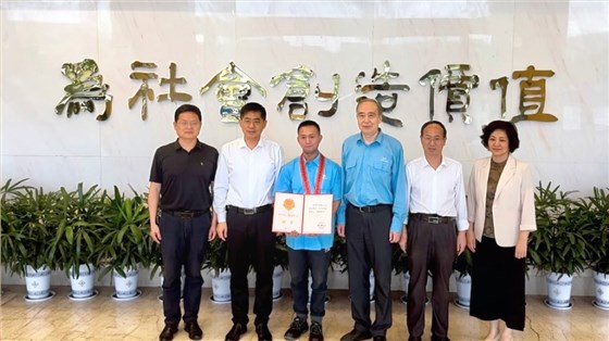 省、市總工會為皖南電機&ldquo;全國五一勞動獎?wù)?rdquo;獲得者授牌頒獎