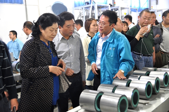 總經(jīng)理陳學(xué)鋒介紹自動(dòng)流水線 總經(jīng)理陳學(xué)鋒介紹自動(dòng)流水線