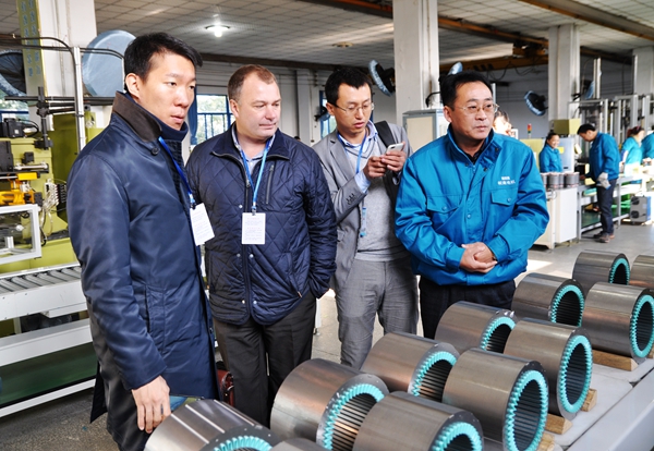 皖南電機:總經理陳學鋒(右一)陪同客人在參觀自動流水線 皖南電機:總經理陳學鋒(右一)陪同客人在參觀自動流水線