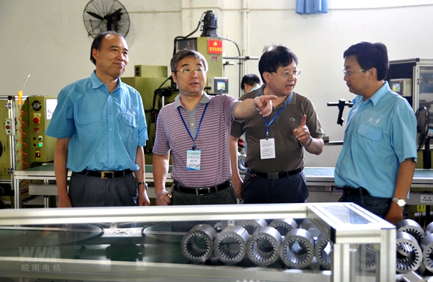省質(zhì)量技術(shù)監(jiān)督局領(lǐng)導參觀皖南電機 省質(zhì)量技術(shù)監(jiān)督局領(lǐng)導參觀皖南電機