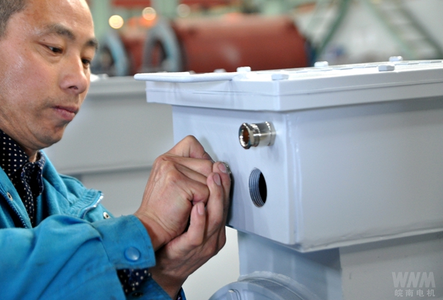 員工在進行盾構(gòu)機電機交付前最后的細查 員工在進行盾構(gòu)機電機交付前最后的細查