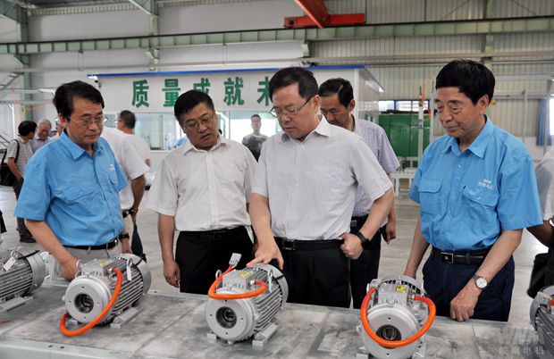 安徽省經(jīng)信委主任牛弩韜到皖南電機調(diào)研 安徽省經(jīng)信委主任牛弩韜到皖南電機調(diào)研