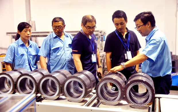 國家安標中心評審人員在皖南電機生產(chǎn)現(xiàn)場取證 國家安標中心評審人員在皖南電機生產(chǎn)現(xiàn)場取證