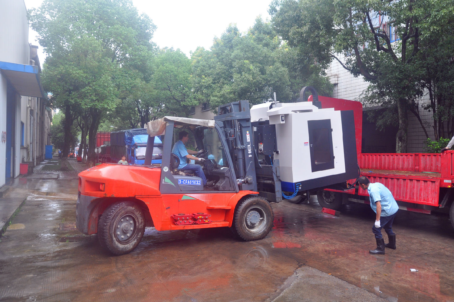 防汛期間，皖南電機轉(zhuǎn)移重要設備至安全地帶