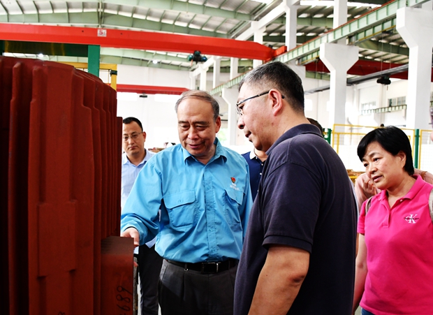 圖為公司黨委書記、副董事長管兵正在向校友介紹公司產(chǎn)品