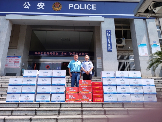 圖為公司安全環(huán)境保護(hù)處處長董萌蓓為子弟兵及公安民警送去慰問品，并致以節(jié)日的問候和祝福